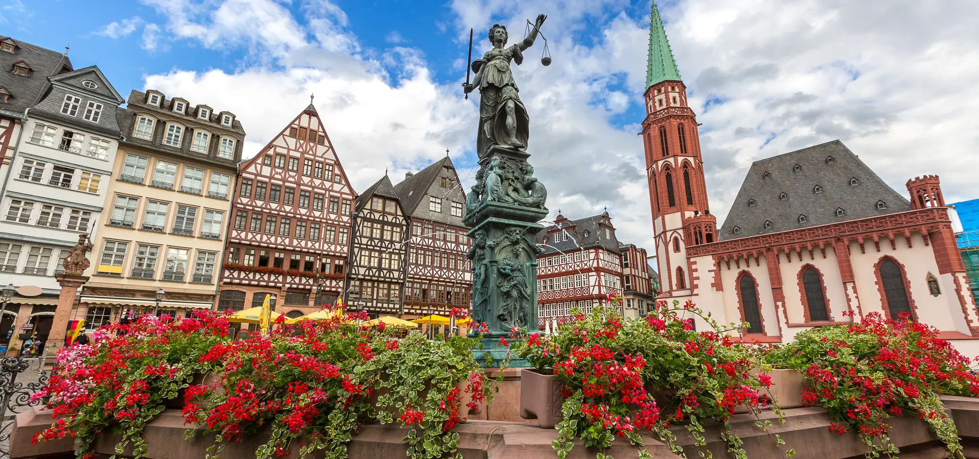 Römerberg in Frankfurt mit Gerechtigkeitsbrunnen und Fachwerkhäusern